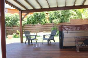 A balcony or terrace at La COOL & DOUCE - Villa DOUCE