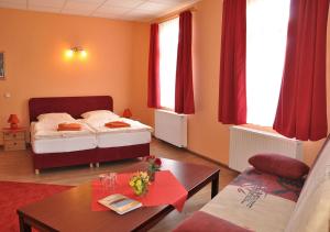 ein Wohnzimmer mit 2 Betten und einem Couchtisch in der Unterkunft Pension Haus Saarland in Oberhof