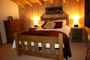 1 dormitorio con 1 cama con 2 mesitas de noche y 2 lámparas en Chalet Claire, en Grimentz