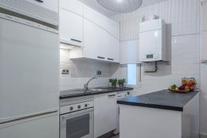 Kuchnia lub aneks kuchenny w obiekcie Zurbano Madrid - Tu Refugio Sofisticado en la Ciudad