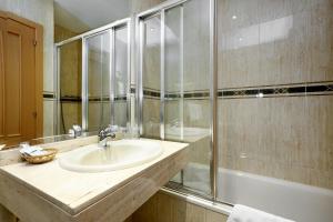 La salle de bains est pourvue d'un lavabo et d'une douche. dans l'établissement Hostal Silserranos, à Madrid
