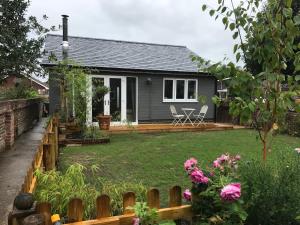 サウス・ヘイリングにあるSeaglass Cottage, 5 mins from beach, leafy lane, hot tubのギャラリーの写真