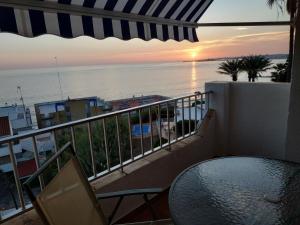 balcón con mesa y vistas al océano en Kiana Mirador Fuentebravía en El Puerto de Santa María