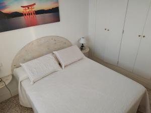 1 cama con 2 almohadas en una habitación en Kiana Mirador Fuentebravía en El Puerto de Santa María