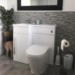 Ένα μπάνιο στο Seaglass Cottage, 5 mins from beach, leafy lane +19 φωτογραφίες