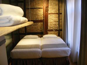 - une chambre avec 2 lits superposés et des serviettes dans l'établissement Amosa Liège City Centre Apart Gerardrie 17, à Liège