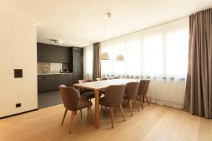 cocina y comedor con mesa y sillas en EMA House Serviced Apartments Superior Downtown en Zúrich