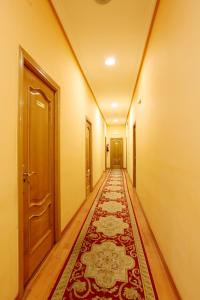a hallway with a door leading to a room with a rug at Hostal Silserranos in Madrid