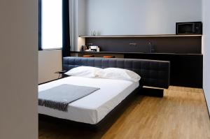 een bed met een zwart hoofdeinde in een kamer bij Piranesi 246 in Milaan