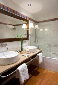 A bathroom at Parador de Jarandilla de la Vera