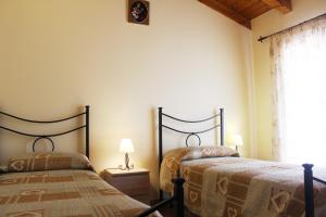 ジャッレにあるTaormina - Etnaのベッドルーム1室(ベッド2台、窓付)