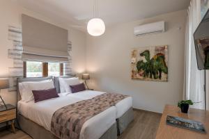 מיטה או מיטות בחדר ב-Aloni Villa, an Awe-Inspiring Retreat, By ThinkVilla