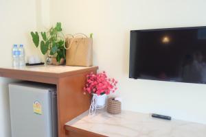 TV a/nebo společenská místnost v ubytování Chokdee Resort