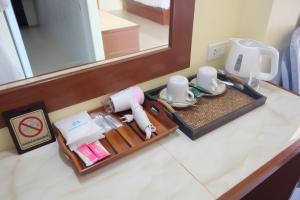 Příslušenství pro přípravu čaje a kávy v ubytování Chokdee Resort