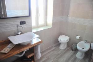 ナポリにあるCasa Serenaのバスルーム(洗面台、トイレ付)