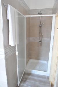 ナポリにあるCasa Serenaのバスルーム(ガラスドア付きのシャワー付)