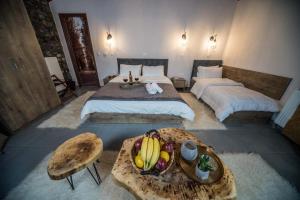Un pat sau paturi într-o cameră la Guesthouse Nefeli