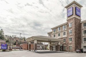 ein Hotel mit einem Schild auf einem Gebäude in der Unterkunft Sleep Inn & Suites Clintwood in Clintwood