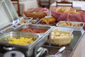 un buffet con diferentes tipos de comida en un mostrador en Hotel Villagio D'Italia, en Vinhedo