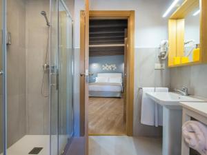 トレドにあるAldaba Apartamentosのバスルーム(シャワー、シンク、ベッド付) +38枚の写真