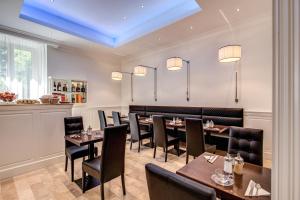 a restaurant with tables and chairs and a blue ceiling at Hotel dei Quiriti in Rome