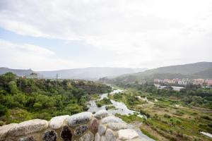 vistas al río desde una montaña en Golden Fleece en Mtskheta
