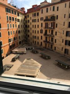 una vista da una finestra di un cortile con panchine di Appartamento - Casa vacanza Nonna Grazia a Roma