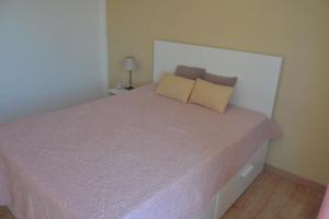 トマールにあるApartamento welcome IIのベッドルーム1室(紫色のベッドカバー付きの大型ベッド1台付)