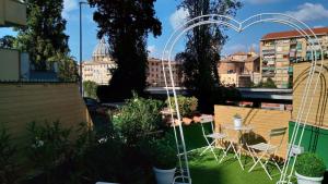 A garden outside San Pietro Shabby Chic Apartment