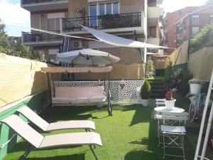 A garden outside San Pietro Shabby Chic Apartment