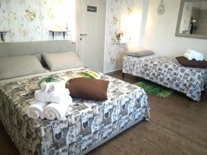 A bed or beds in a room at San Pietro Shabby Chic Apartment