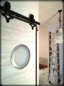 La salle de bains est pourvue d'un miroir accroché au mur. dans l'établissement La Casa Sotto L'arco, à Termoli