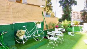 A garden outside San Pietro Shabby Chic Apartment