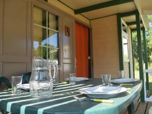 ロカマドゥールにあるVillage de Chalets de Rocamadourの青白チェッカーのテーブルクロス付テーブル