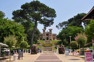 a large building with a tree in front of it at B13 Appartement avec Parking proche Plage in Arcachon