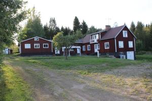 a group of houses and a dirt road at Ett hus med 3 sovrum med supersnabba internet fiberanslutningen 1000mb-100mb i Hög, 7 minuter från Hudiksvall in Hudiksvall