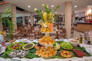 Um restaurante ou outro lugar para comer em Floral Inn Family