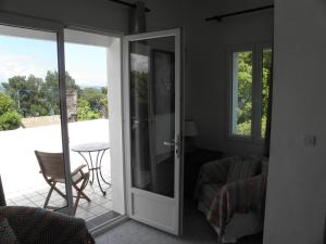 Habitación con puerta de cristal que da a un patio. en Villa Ingrid, en Saint-Tropez