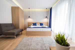 Un pat sau paturi într-o cameră la Empire Luxury Apartments