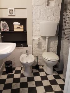 a bathroom with a toilet and a sink at L'Orecchietta in Ruvo di Puglia