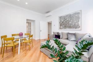 een woonkamer met een bank en een tafel bij Lovatelli Home al Campidoglio in Rome