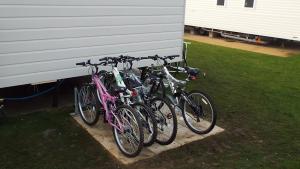 a group of bikes parked next to a trailer at tattershall lakes in Tattershall