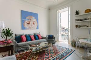 シラクーサにあるSuite 18, casa di charme in Ortigiaのソファとテーブルのあるリビングルーム