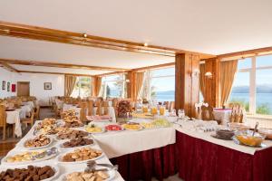 una mesa larga con muchos platos de comida. en Hotel Huemul en San Carlos de Bariloche