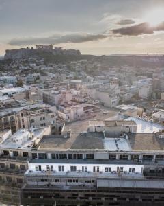 een luchtzicht op een stad met gebouwen bij Euryclea Residences in Athene