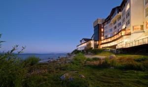 un hotel con vistas al océano al atardecer en Hotel Huemul en San Carlos de Bariloche