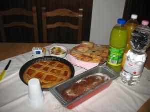 チヴィタノーヴァ・マルケにあるBed & Breakfast Bompadreのテーブル(ワッフル、ボトル入り飲料水付)