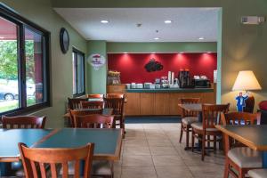 Gallery image of Super 8 by Wyndham Elgin in Elgin