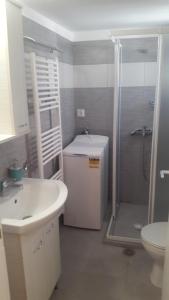 W łazience znajduje się prysznic, umywalka i toaleta. w obiekcie 26 Prousis w Atenach