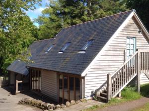 ein Haus mit einem Dach mit Oberlichtern drauf in der Unterkunft Finlaystone Family Barn in Port Glasgow